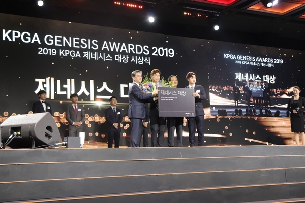 ‘2019 KPGA 제네시스 대상 시상식’ 대상을 수상한 문경준프로
