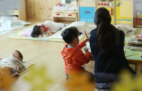 [동부DB] 낮잠시간에도 보육을 하는 어린이집 교사의 모습이다.