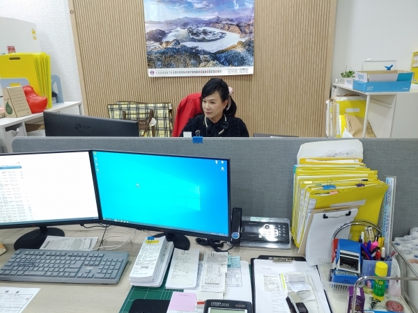 대전 동구 안골로 28번길,67 엑스포 관광 전세버스 협동조합에서 상무이사로 명패도 없이 소박하게 업무를 보고 있는 前(전) 손혜미 의원