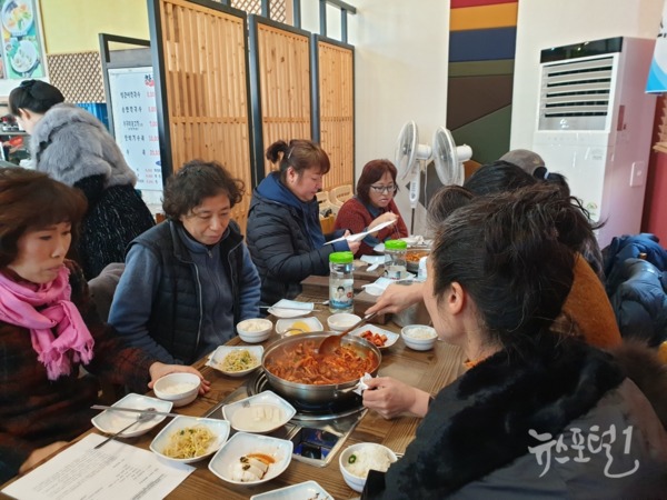 김승수 박사가 결과보고 브리핑 후 제공하는 식사자리에서 담소를 나누며 식사를 하고있는 중구 중촌동 패션맞춤거리 상인회 '장인'CEO점주