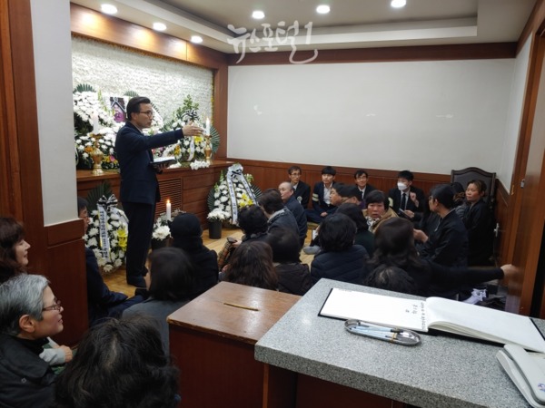 유가족을 위한  '위로예배'를 주도한 대전 남부감리교회 윤영호 담임목사와 성도들