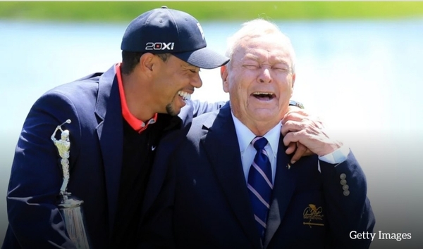 2016년 고인이 된 아널드 파머와 살아 생전 행복한 시간을 보낸 타이거 우즈사진=Golfweek(게티 이미지)