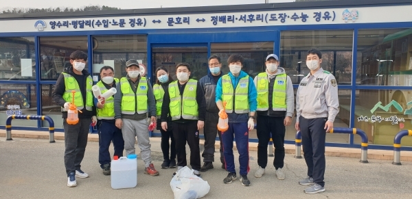 박현구(사진 오른쪽) 지재장과 대원들
