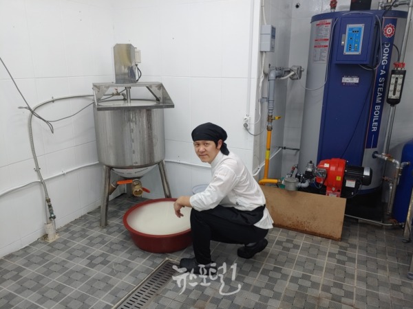 잔기지떡 도안점 내부 생산라인에서 '쌀'을 불리고 있는 허상범 대표