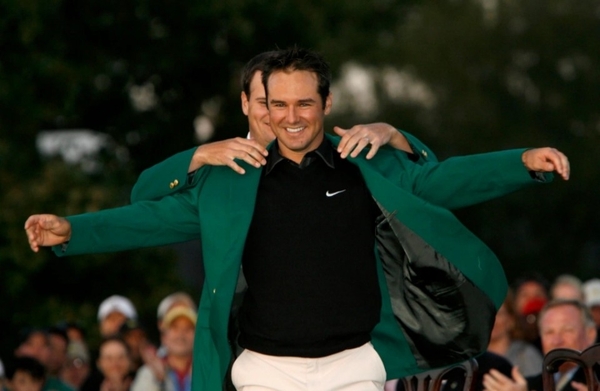 2007년 마스터스 챔피언 잭 존슨이 2008년 오거스타 내셔널 골프 클럽 챔피언 트레버 이멜만에게 녹색 재킬을 입혀준다.사진=Golfweek