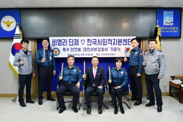 대전서부경찰서 특수 안전봉 기증식에 참가한 한국사회적자본센터 한재명이사장(가운데)
