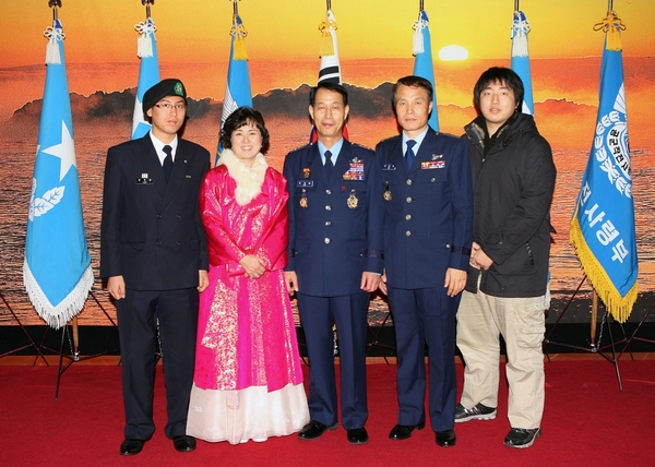 2008년 12월말부로 전역하면서 공군참모총장이 축하해주며 가족들과 함께 기념촬영.