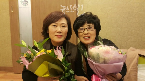좌측 박 정애 교사와 제자 김진각(일공공일 안경 콘텍트 테크노점 대표)