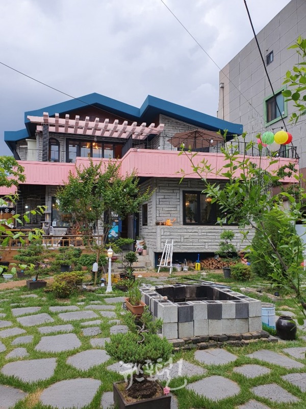 대전광역시 동구 우암로 325번지 가정집을 개조해 편한 공간구성을 하여 만들어진 '달달한 날' 타로 카페 전경