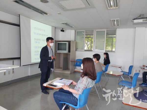 우송대학교 김시중 평생교육원장의 OT 교육시 주의사항에 대해 설명하고 있다.