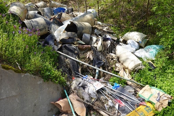 불법 쓰레기 투기현장