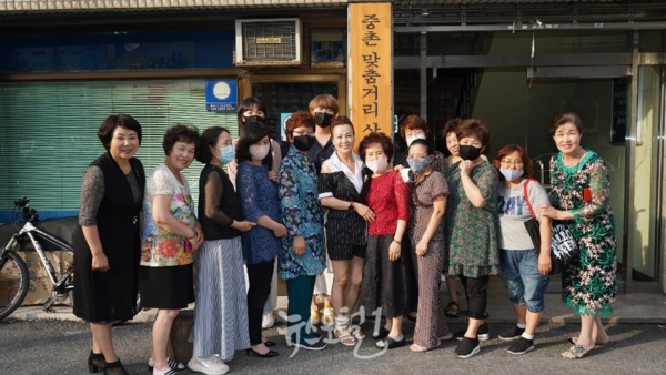 대전 중촌 패션 맞춤거리 상점가 상인회 현판식을 김옥희 회장과 상인회원들이 하고있는 모습