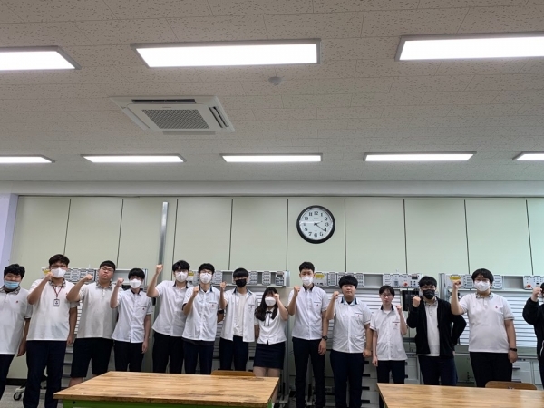 스마트제조구축운영 자격증 교육과정을 수료한 서울공업고등학교 학생들