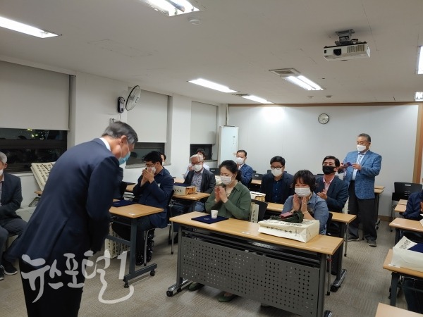 (사)한국기업회생경영협회 김병준회장 코로나를 극복한 26기 수료생에게 큰절을 하고 있는 모습