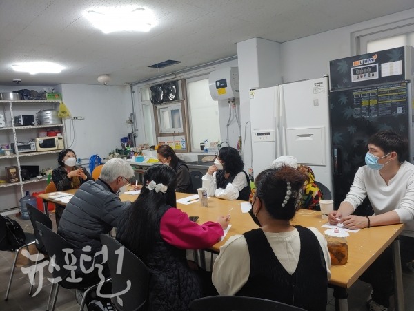 대전동구지역자활센터 꽃내음 공예사업단원에게 코칭을 하고있는 오월자원장