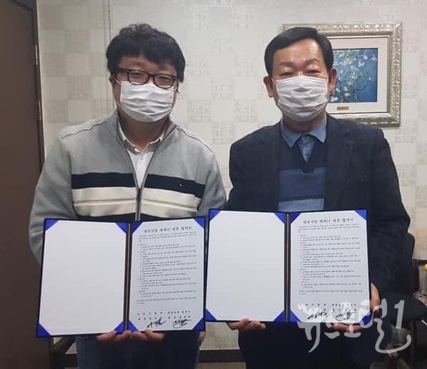 (왼쪽) 대전사랑메세나 김진혁 대표와 우측 대전영화인협회 성낙원 회장이 12월 3일 상호협력을 위한 업무협약을 체결했다.