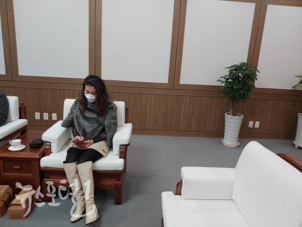 대전광역시 의회 의장실에서 표창장 수여를 받기 위해 대기중인 김국향 이사