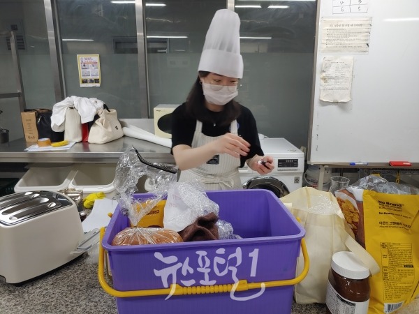 우송대학교 평생교육원 '요리경진대회'를 준비중인 허정연 대표