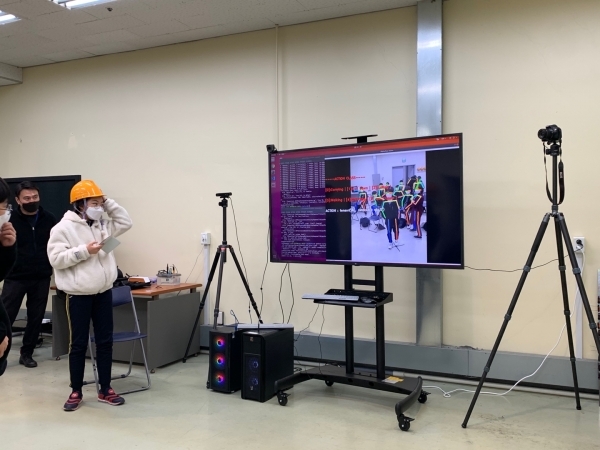 다산중학교에서 융기원 컴퓨터 비전 및 인공지능 연구실 김진평 박사 지도 아래 ‘인공지능과 영상 처리’ 자유학년제 진로체험 실습이 진행되고 있다 .