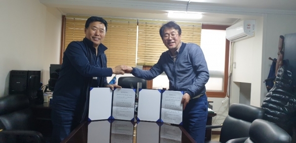 사진 왼쪽부터 (주)필립스멀티 최기재대표와 양도법인 김진우회장 양도양수 계약체결후