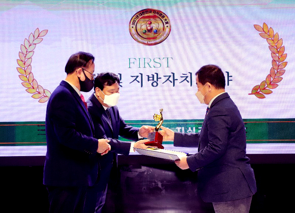 금산군의회 안기전 의장은 '제8회 대한민국 지식경영대상 지방의회 부문 대상을 수상했다.