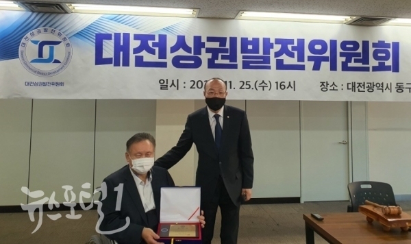 이상민 국회의원에게 고문 위촉장 전달후 기념촬영하는 장수현회장