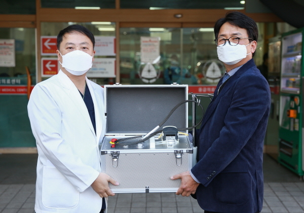 대구가톨릭대학교병원 응급의학과 장태창 교수(왼쪽)와 ㈜카이로스 김용민 대표(오른쪽)가공동으로 발명한 의료용 세척기 시제품을 들고 있다.