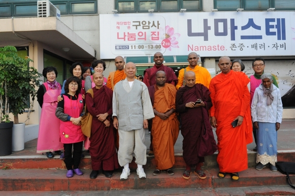 2019년 스리랑카 ‘마하위하라’ 스님들 유성 나마스테 무료급식소 방문