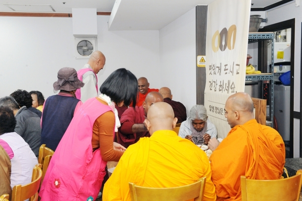 2019년 스리랑카 ‘마하위하라’ 스님들 유성 나마스테 무료급식소 방문