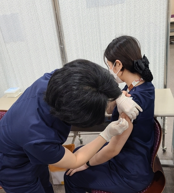 광주기독병원 의료진은 1차 코로나 예방접종을 마쳤다.