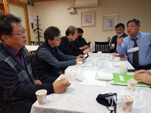 CTP(기업회생경영사)임원들과 성공적인 협회를 위해 열띤 토론을 주도하는 김병준 회장