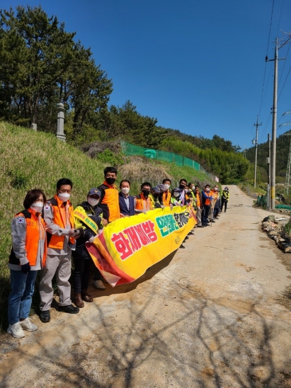 순천소방서 해룡면 남여의용소방대원들이 산불예방 캠페인을 펼치고 있다.