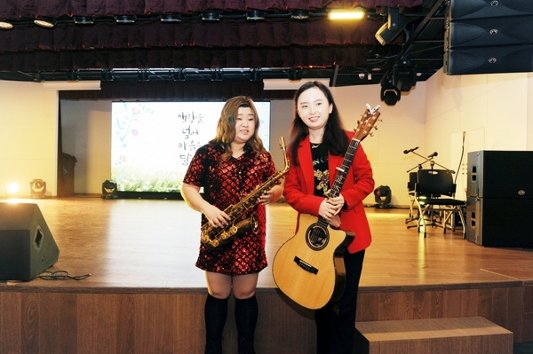 시각장애1급 색소포니스트 이예슬양(왼쪽), 지적장애2급 핑거스타일 기타리스트 김지희양