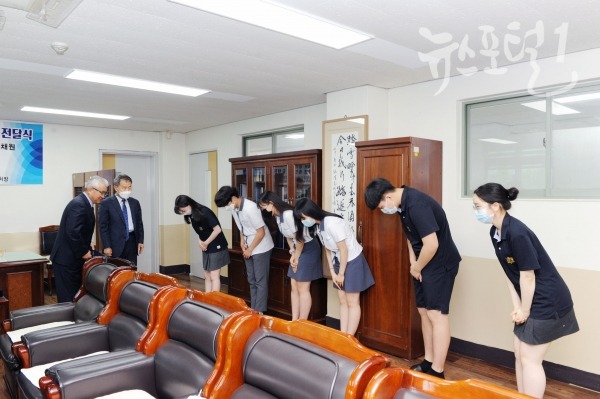 허근무 교장이 장학생으로 선출된 학생을 김태건회장에게 소개하는 모습