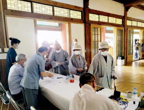 7월 15일 마곡사 관음전에서 열린 마곡사주지 선출을 위한 산중총회에 스님들이 들어오고 있다.
