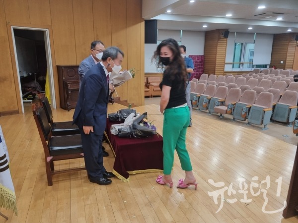 허근무 교장에게 꽃다발을 전달해주는 김국향학부형 대표