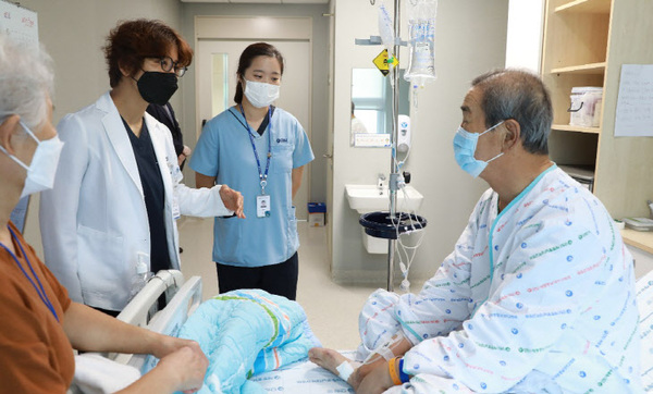 지난7월 8일 세종충남대병원 김송이 교수가 첫 신장이식 환자의 회복상태를 살피고 있다.