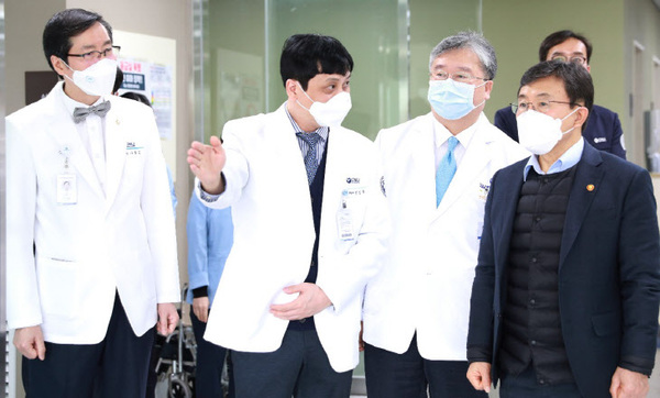 지난 2월 10일 권덕철 보건복지부 장관(사진우측), 세종충남대병원 방문