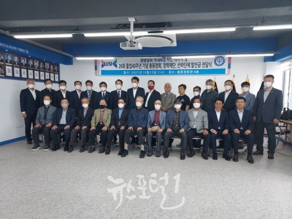 제막식후 박도봉 31대 총동문회장과 고문,단체장,임원들과 기념촬영