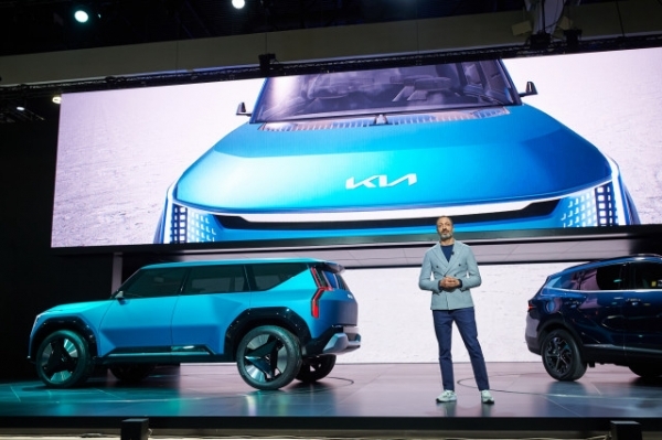 기아 디자인담당 카림 하비브(Karim Habib) 전무가 2021 LA 오토쇼에서 콘셉트 EV9 디자인 발표를 하고 있다=사진제공