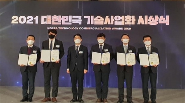 [2021 기술사업화대전 산업디지털전환 분야 장관상 유공 수상자] (좌측 두 번째) 한국산업지능화협회 추현호 센터장 (개인)(우측 두 번째) 한국산업지능화협회 김태환 회장 (단체)