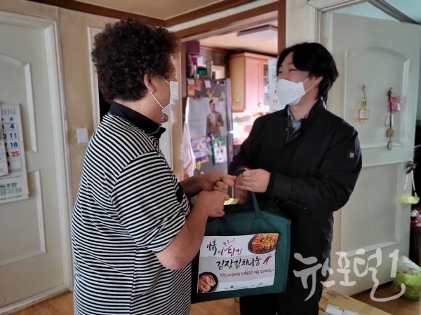 지역 내 장애인 81세대에 임직원들이 직접 방문하여 김장김치를 전달하는 사회공헌도 함께했다.