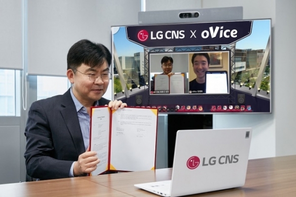 LG CNS DT사업부장 최문근 전무가 메타버스 공간에서 오비스 정세형 대표(TV화면 속 오른쪽)와 업무협약을 체결하고 기념 촬영을 하고 있다=사진제공