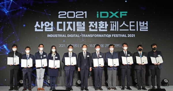 [2021 산업지능화대상 산업부 장관상 수상자] (좌측 네 번째) 한국산업지능화협회 이상진 본부장