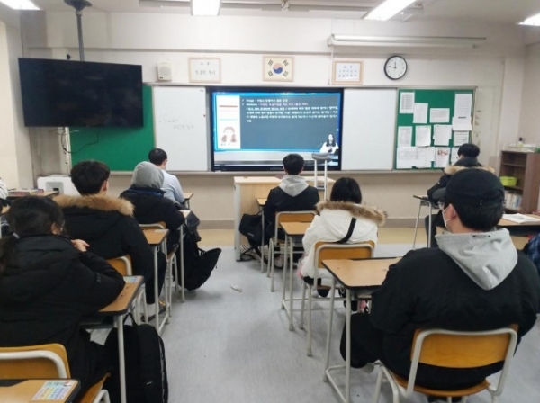 학교 교실에서 실시간 온라인 강의를 청취하고 있는 학생들=사진제공