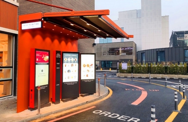 신한카드가 ‘차량 번호판 인식 결제 서비스’를 투썸플레이스에서 오픈했다=사진제공