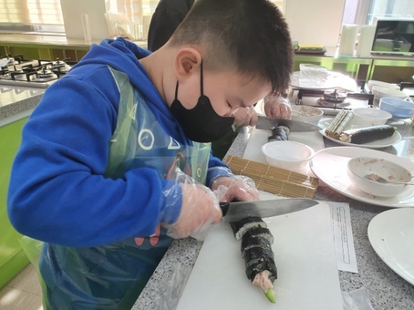 슬기로운 방학생활 청소년요리교실에 참가한 청소년이 샐러드 김밥을 만들고 있다=사진제공