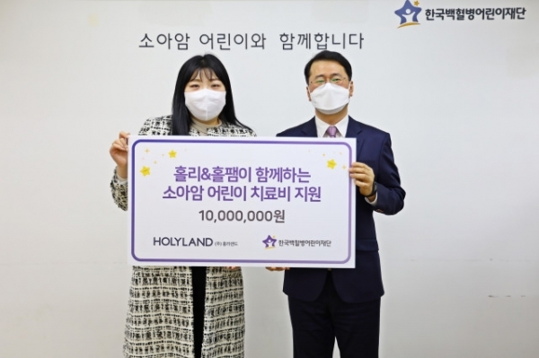왼쪽부터 기부금 전달식에 참여한 유튜브 크리에이터 홀리, 한국백혈병어린이재단 서선원 사무총장=사진제공