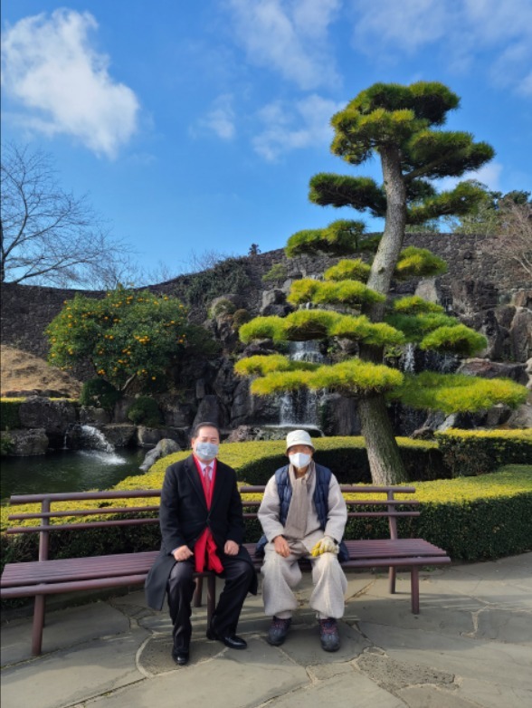 생각하는 정원 성범영 원장과 이창호 위원장이 함께 생각하는 정원에서 앉아있는 모습
