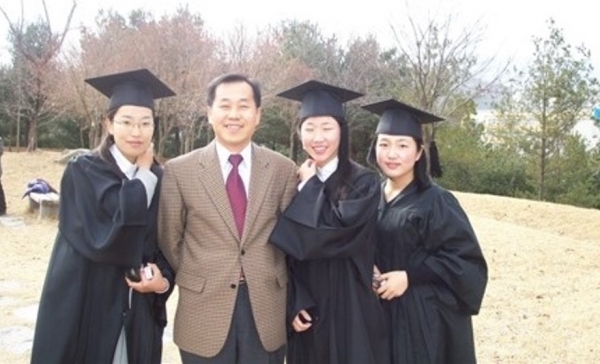 20년전 대학교 교수시절 제자들의 졸업을 축하하던 40대 초반 김용진 교수모습